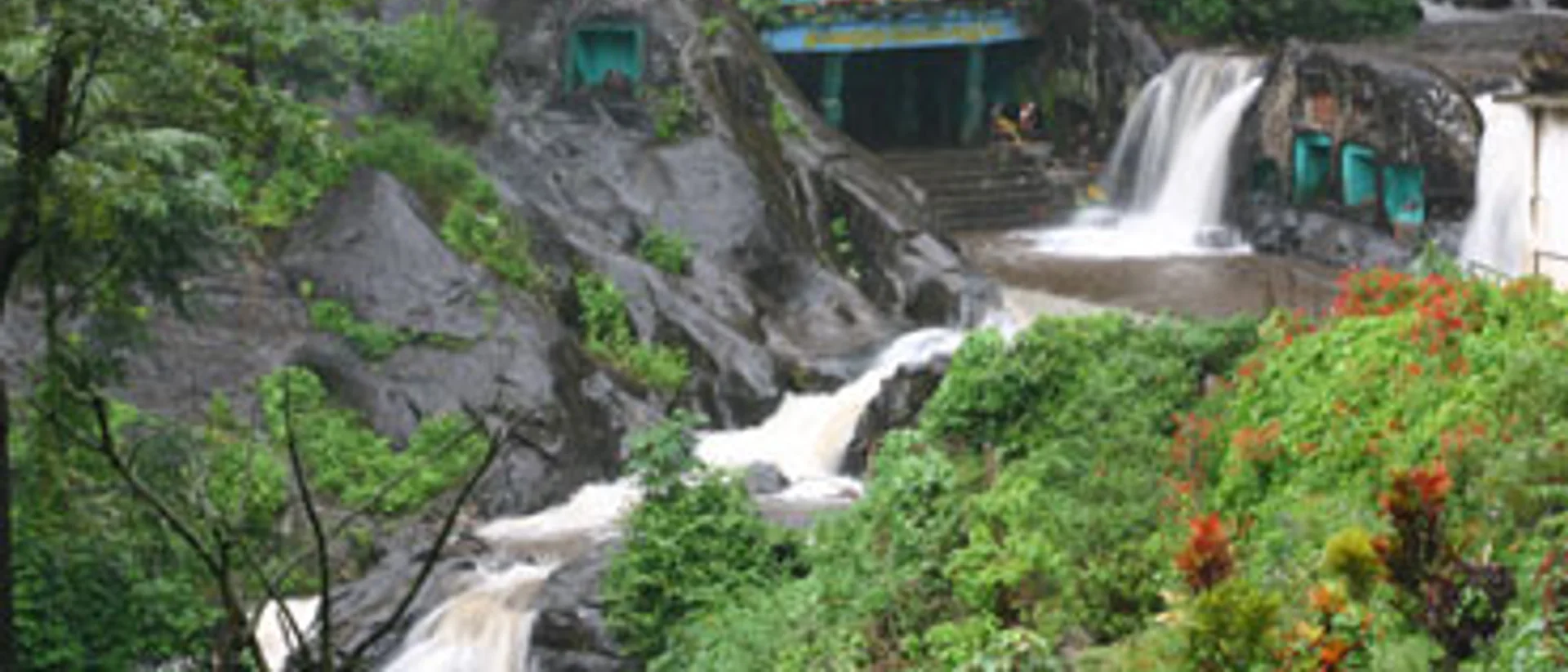 Kalhatti Falls dropping beside the Kemmangundi road
