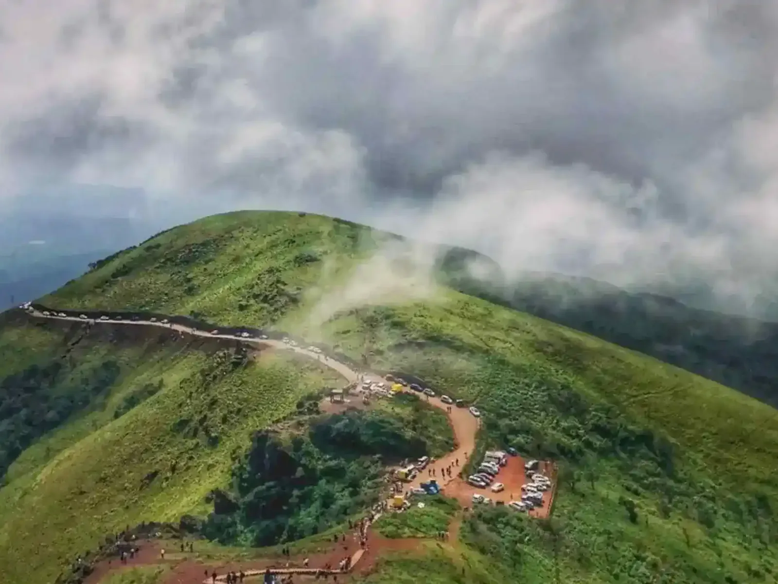 The ridge road climbing towards Mullayanagiri